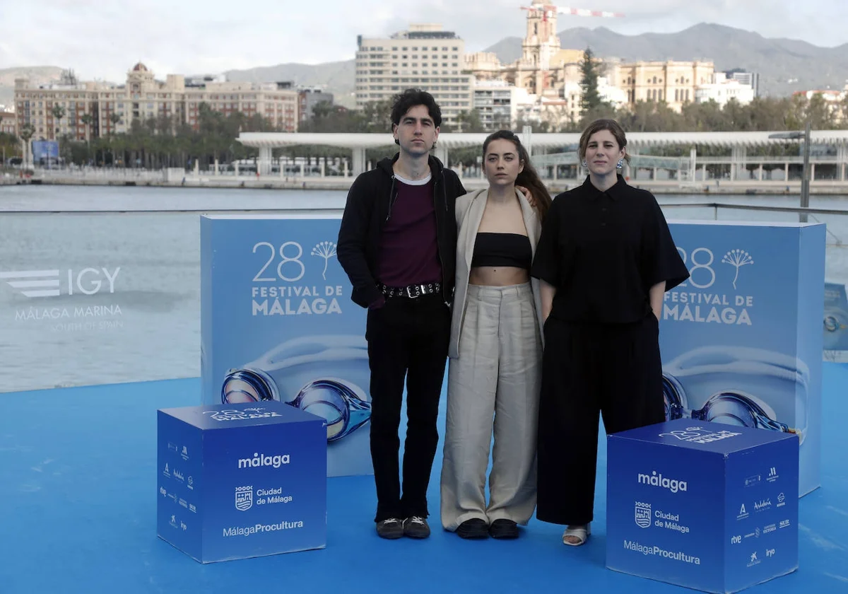 Imagen con los protagonistas y la directora de 'La furia'
