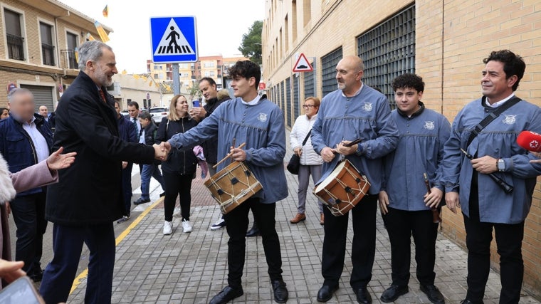 Imagen del Rey Felipe Vi saludando a músicos este miércoles en Torrent (Valencia)