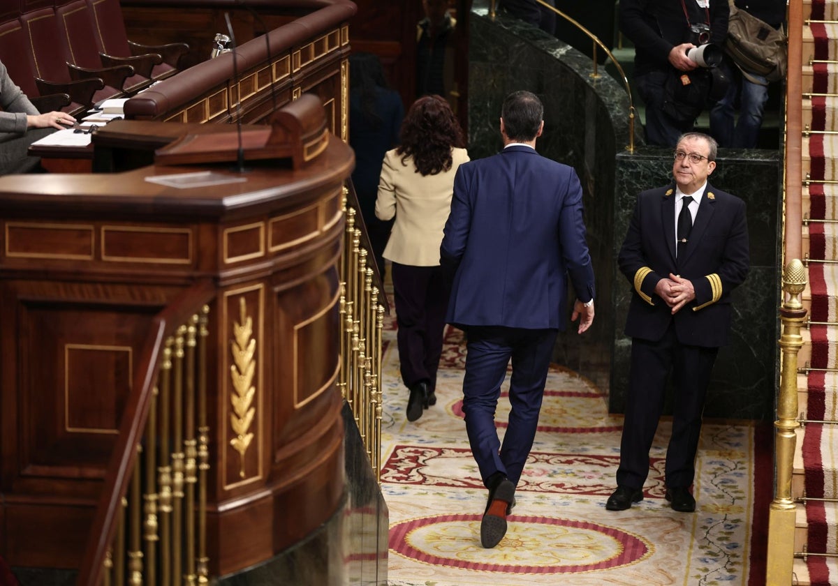 El presidente del Gobierno, Pedro Sánchez, abandona el hemiciclo poco después de contestar a sus preguntas en la sesión de control