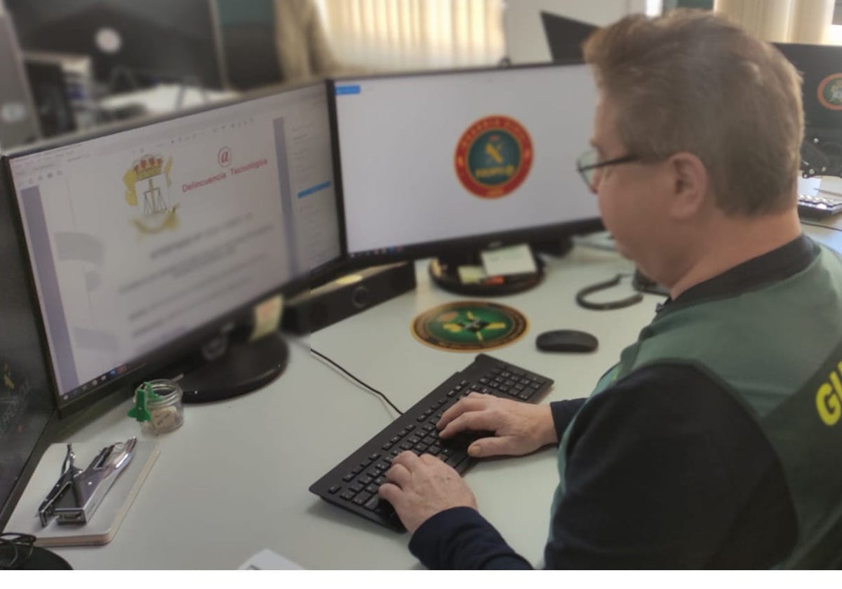 Un agente de la Benemérita, en su oficina