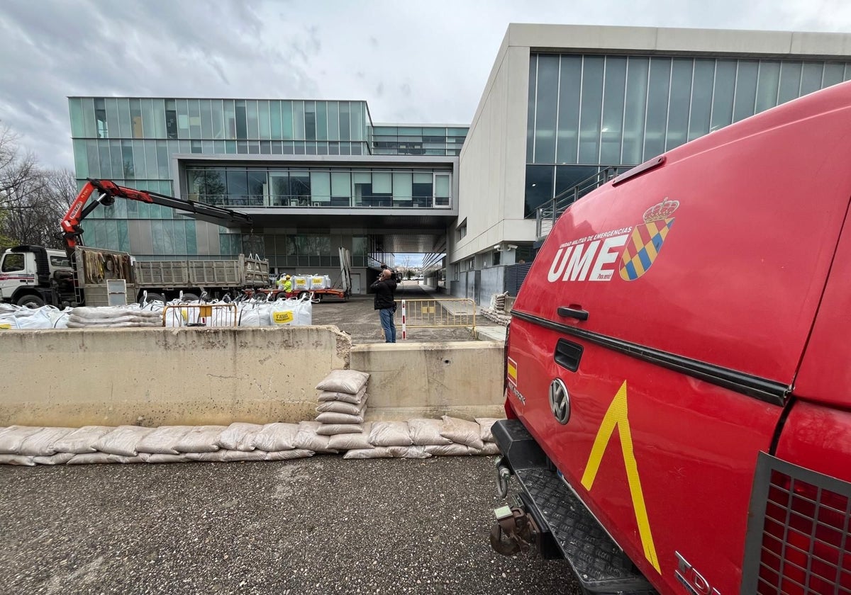 La UME ha empezado ya a colocar sacos terreros para proteger las instalaciones hospitalarias