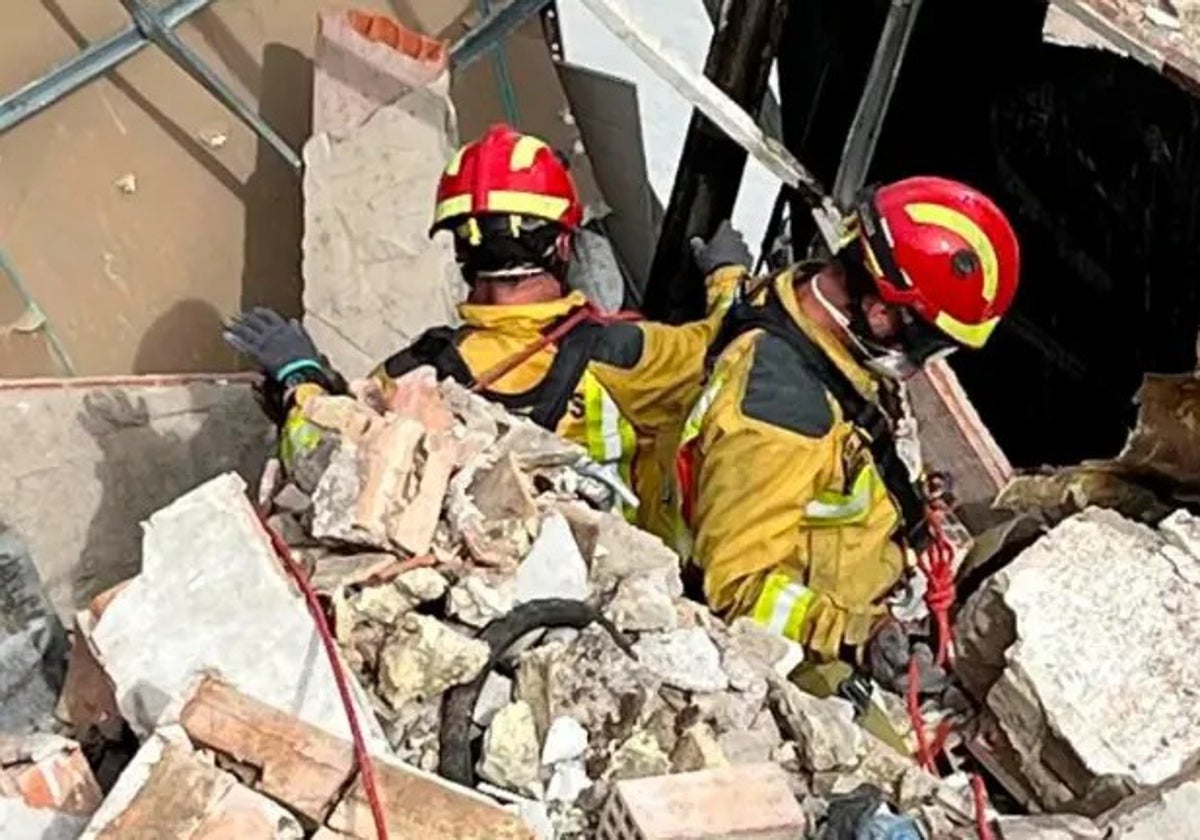 Bomberos en la demolición del inmueble siniestrado