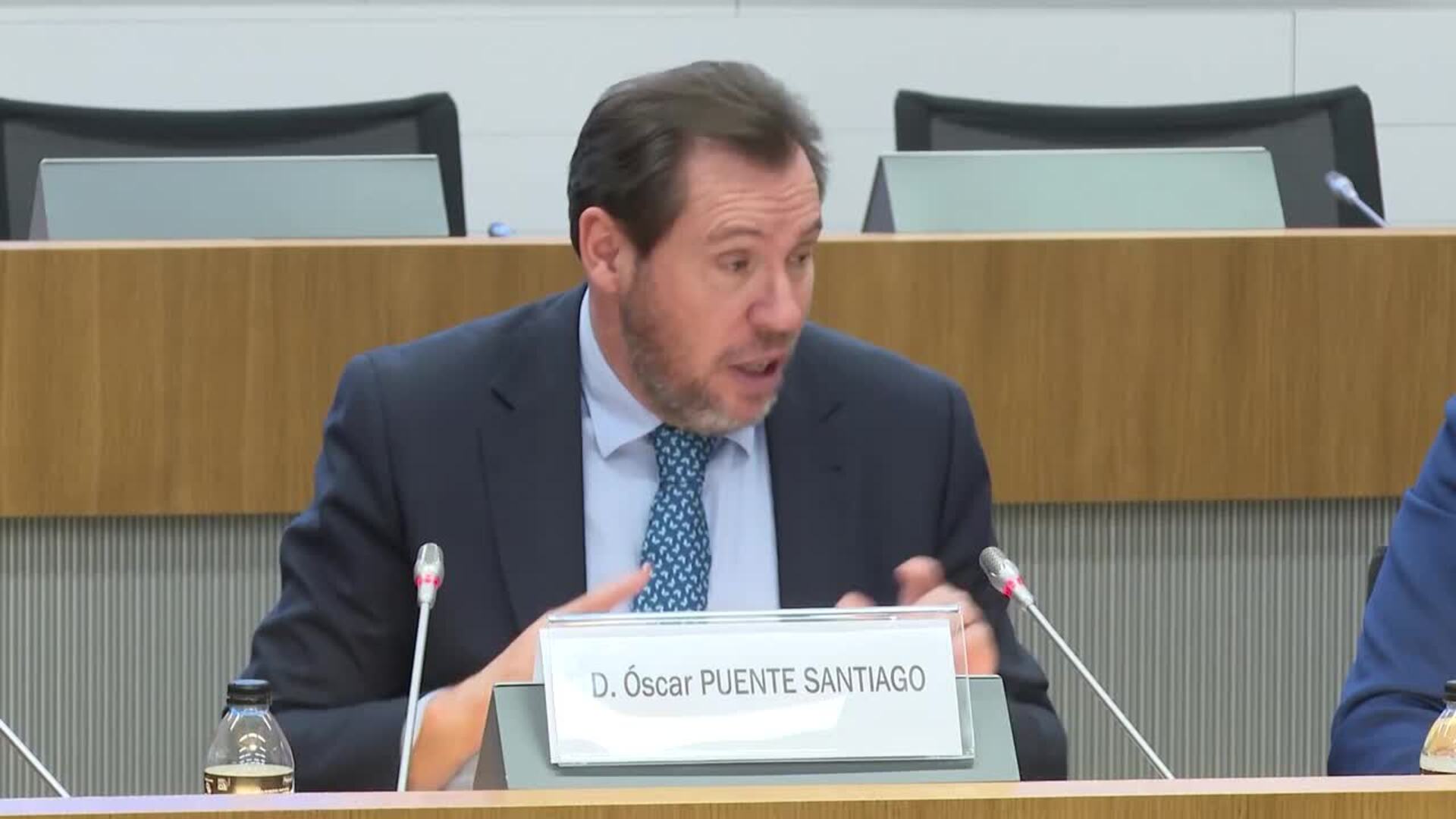 Puente rechaza que su Ministerio abuse de medios propios frente a las críticas de construcción