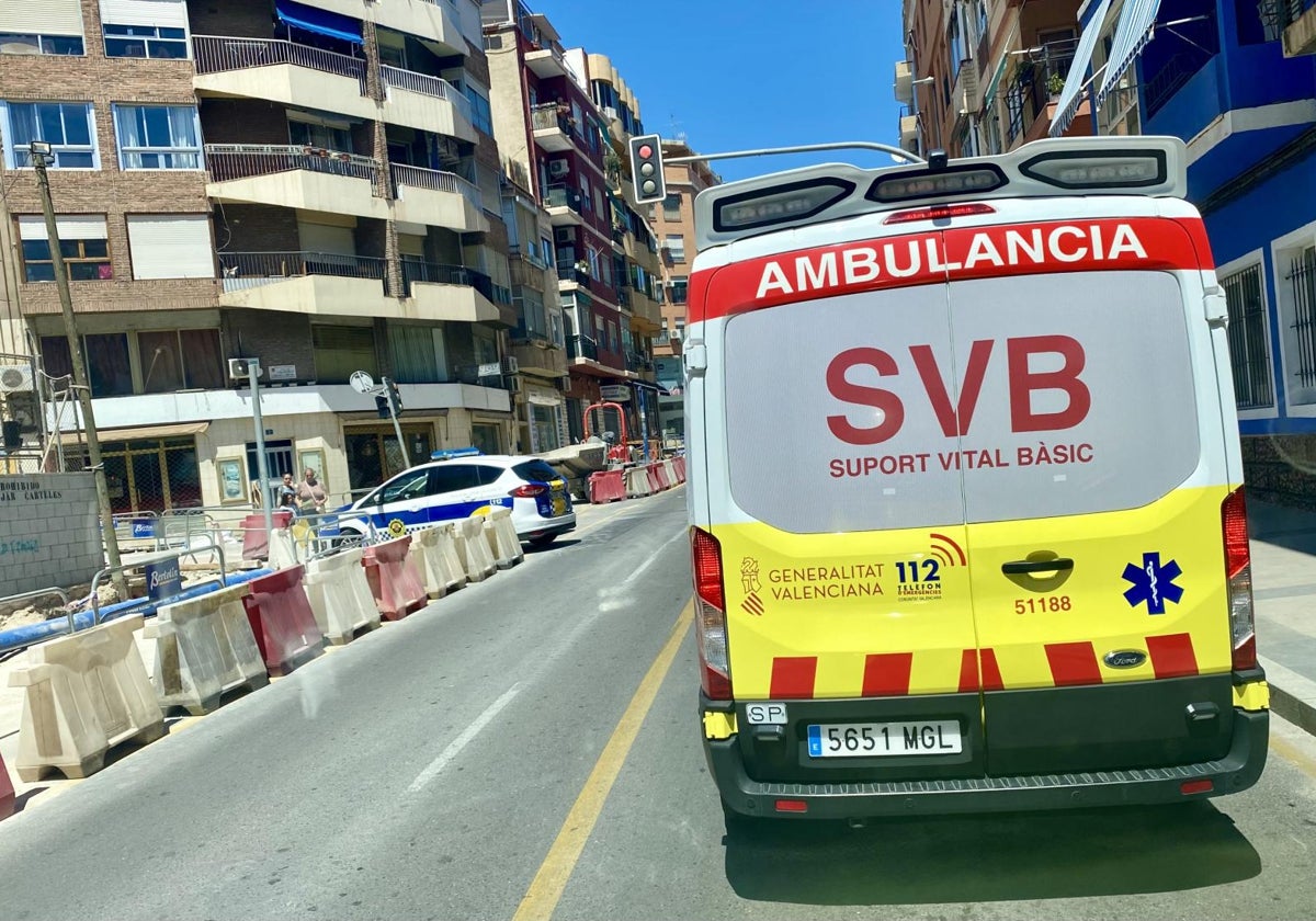 Una ambulancia de SVB junto a unas obras