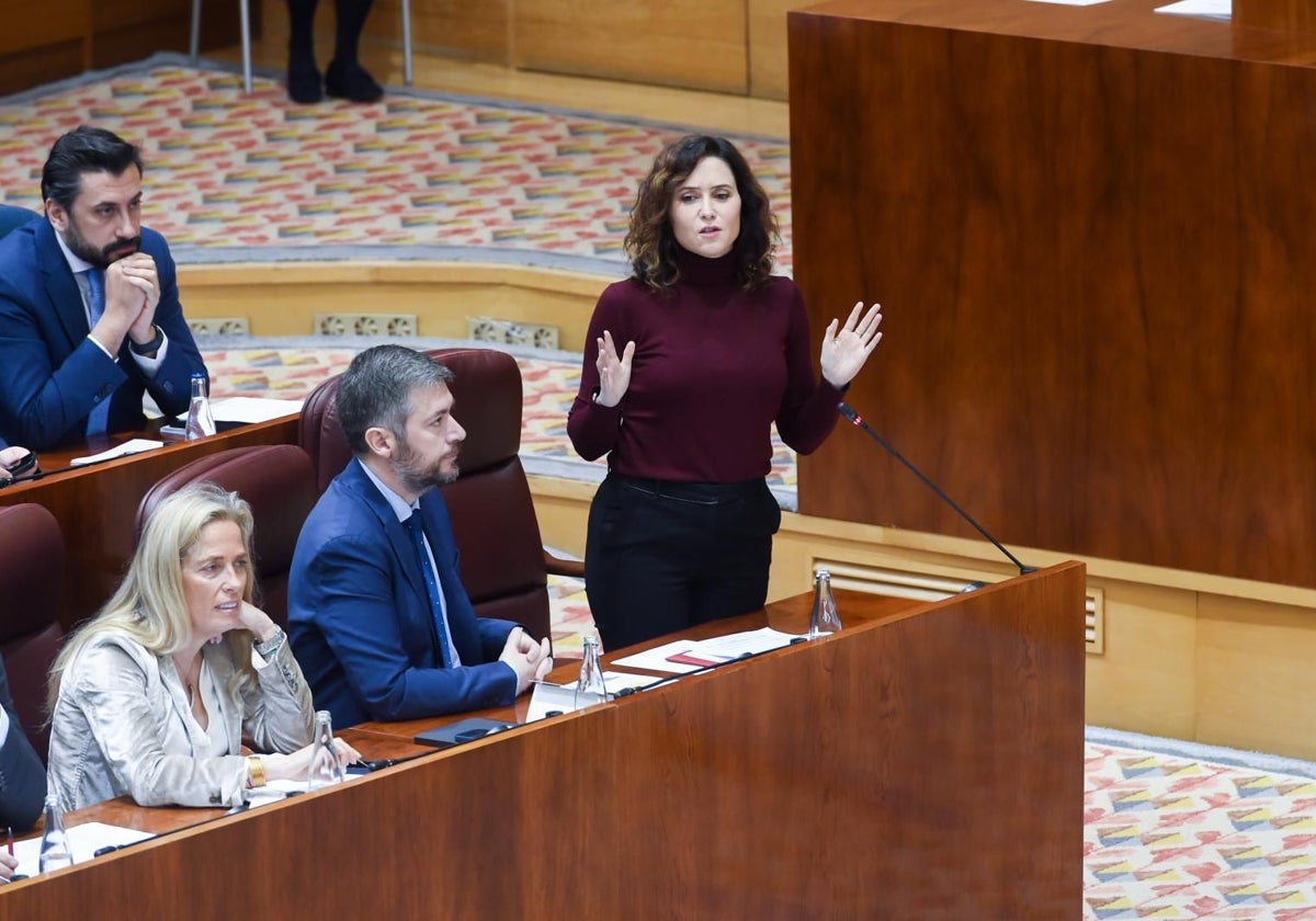 La presidenta de la Comunidad de Madrid, Isabel Díaz Ayuso, en el Pleno de la Asamblea