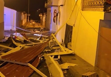 Una «manga marina» provoca destrozos en terrazas y viviendas de El Rompido