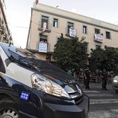 La Policía cerca un edificio okupado en la calle Feria de Sevilla en 2012