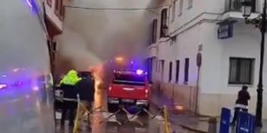 Explota un coche de la Policía Local de Palma del Río en plena calle