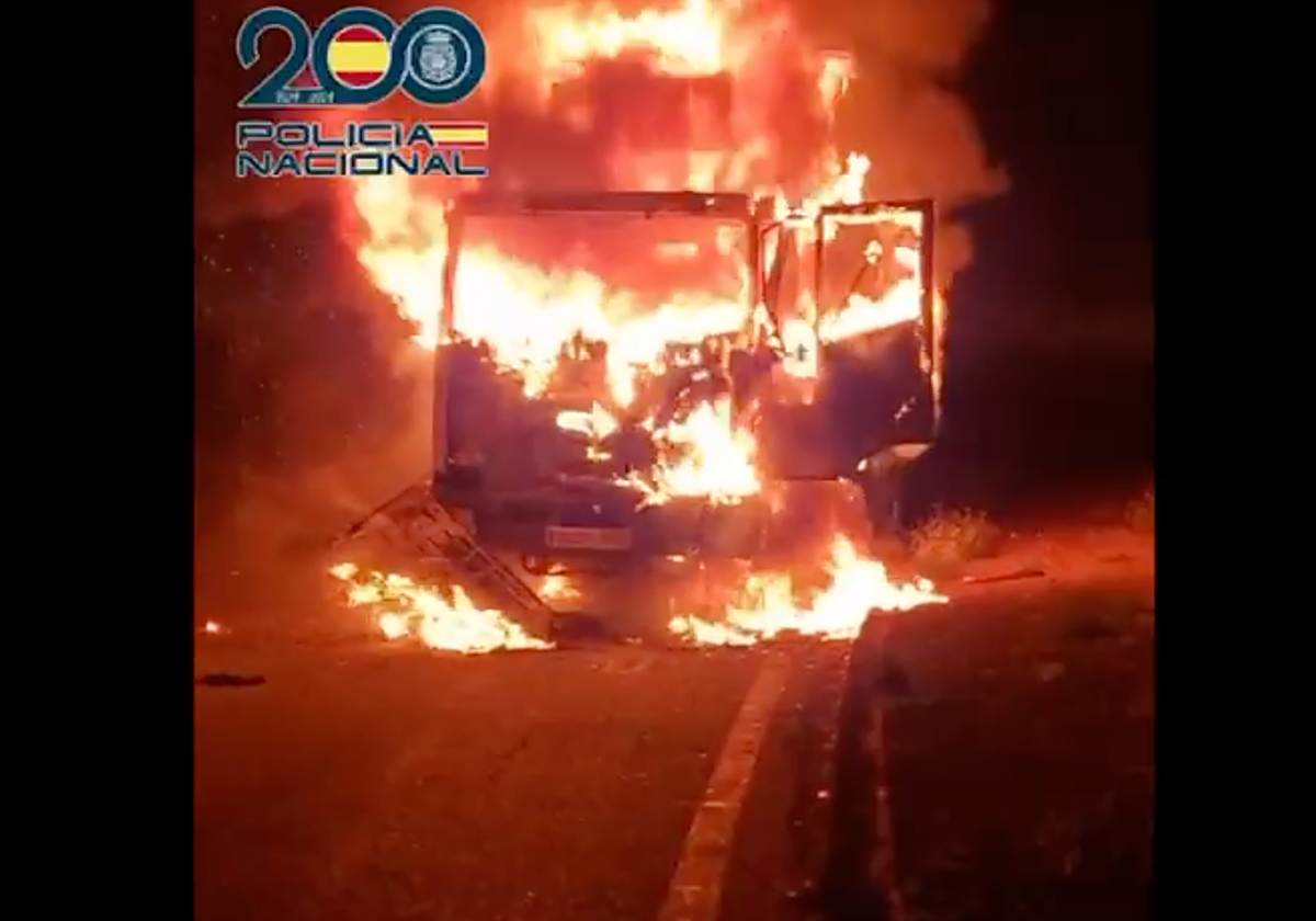 Un policía nacional fuera de servicio salva la vida al conductor de un camión en llamas en Gran Canaria