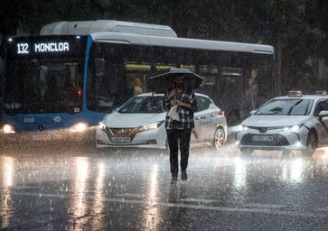 Temporal de lluvias en Madrid, en directo: alerta por la crecida del río Manzanares, carreteras cortadas, Metro, Cercanías y clases suspendidas por la borrasca Martinho hoy