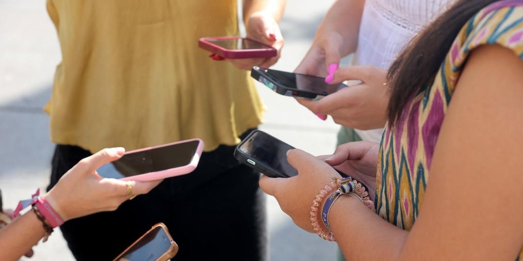 Sacaba líneas de teléfono a nombre de terceros en Córdoba y pasar las facturas a varias comunidades de vecinos