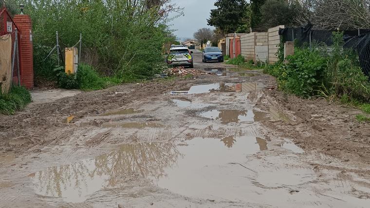 Aspecto que presentaba ayer la confluencia de las calles Las Tórtolas y La Perdiz en Guadalvalle