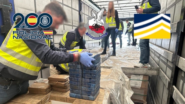 Agentes en uno de los dos camiones donde se transportaba la droga oculta