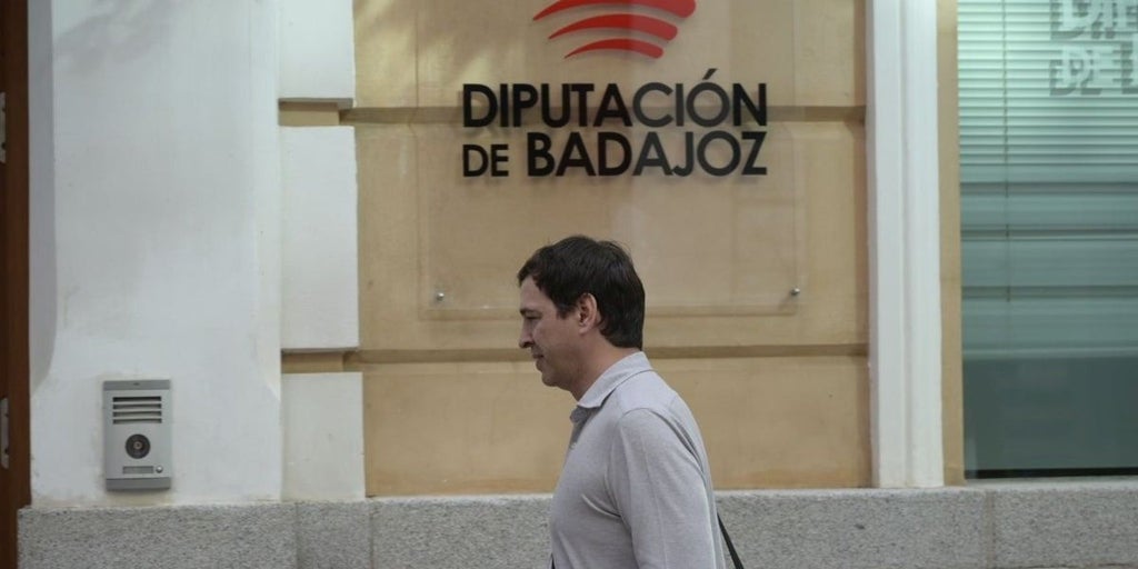 La Audiencia de Badajoz confirma que se investigue la contratación del asesor que llamaba «hermanito» a David Sánchez