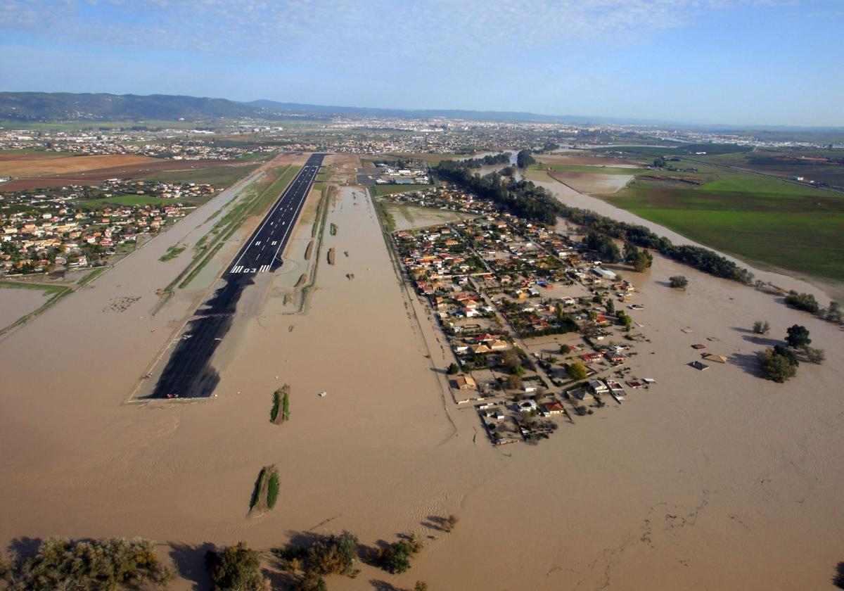 Imagen de las parcelaciones del aeropuerto anegada por la crecida del río en febrero de 2010