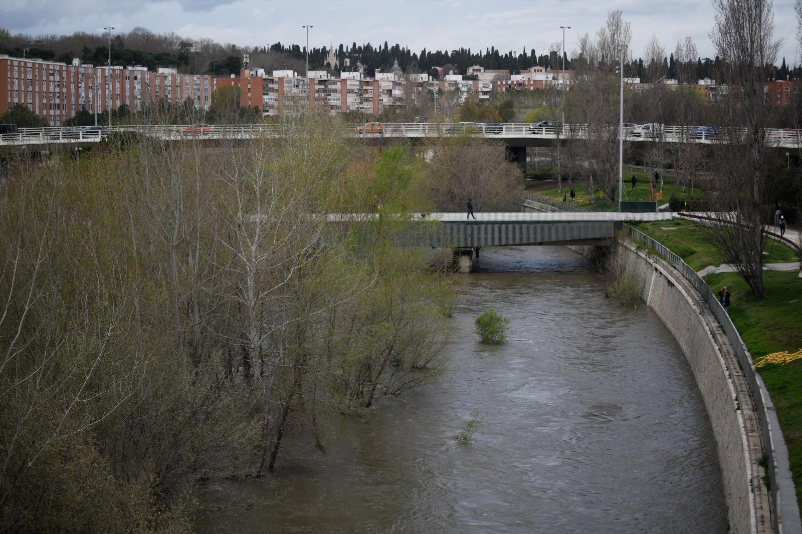 Todas las carreteras cortadas en Madrid por las lluvias y el riesgo de inundación ante la crecida de los ríos