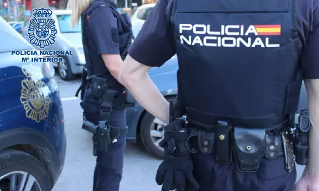 Dos personas meten a la  fuerza a un hombre en una furgoneta en lo que se  investiga como un posible  secuestro en Las Palmas