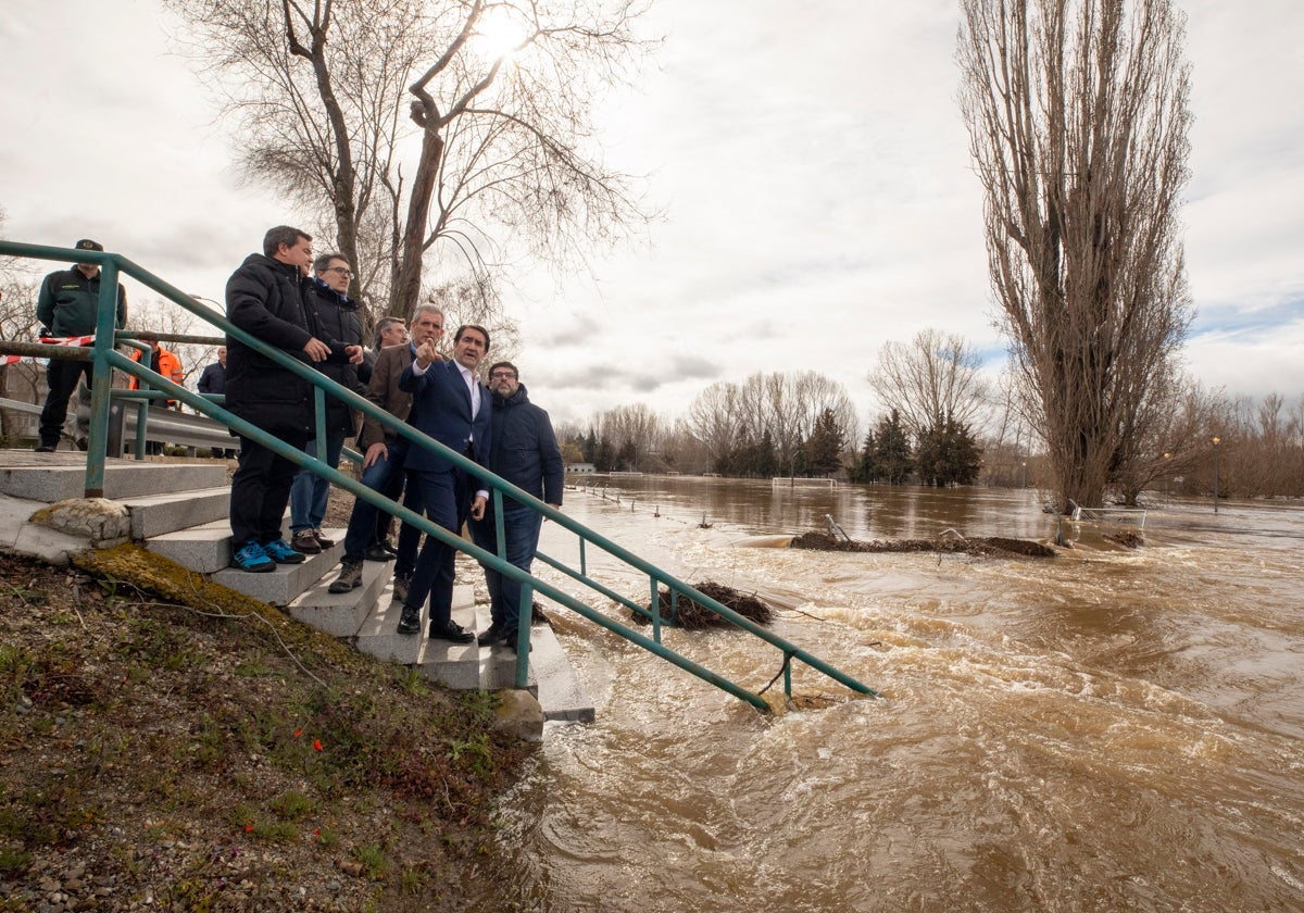 El consejero de Medio Ambiente y el alcalde de Ávila observan la crecida del río