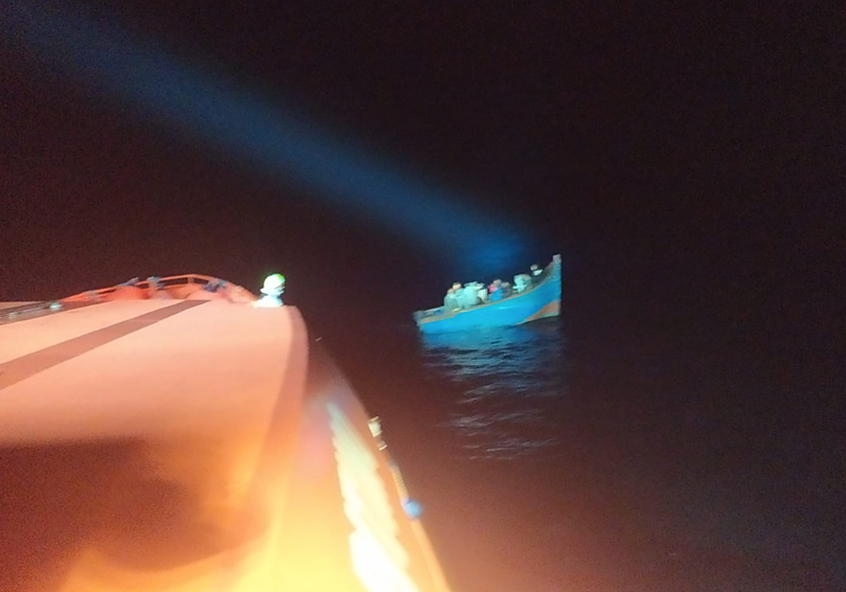 Esta madrugada la guardamar Urania rescataba a 19 personas magrebíes (entre ellas 2 mujeres y 3 bebés)