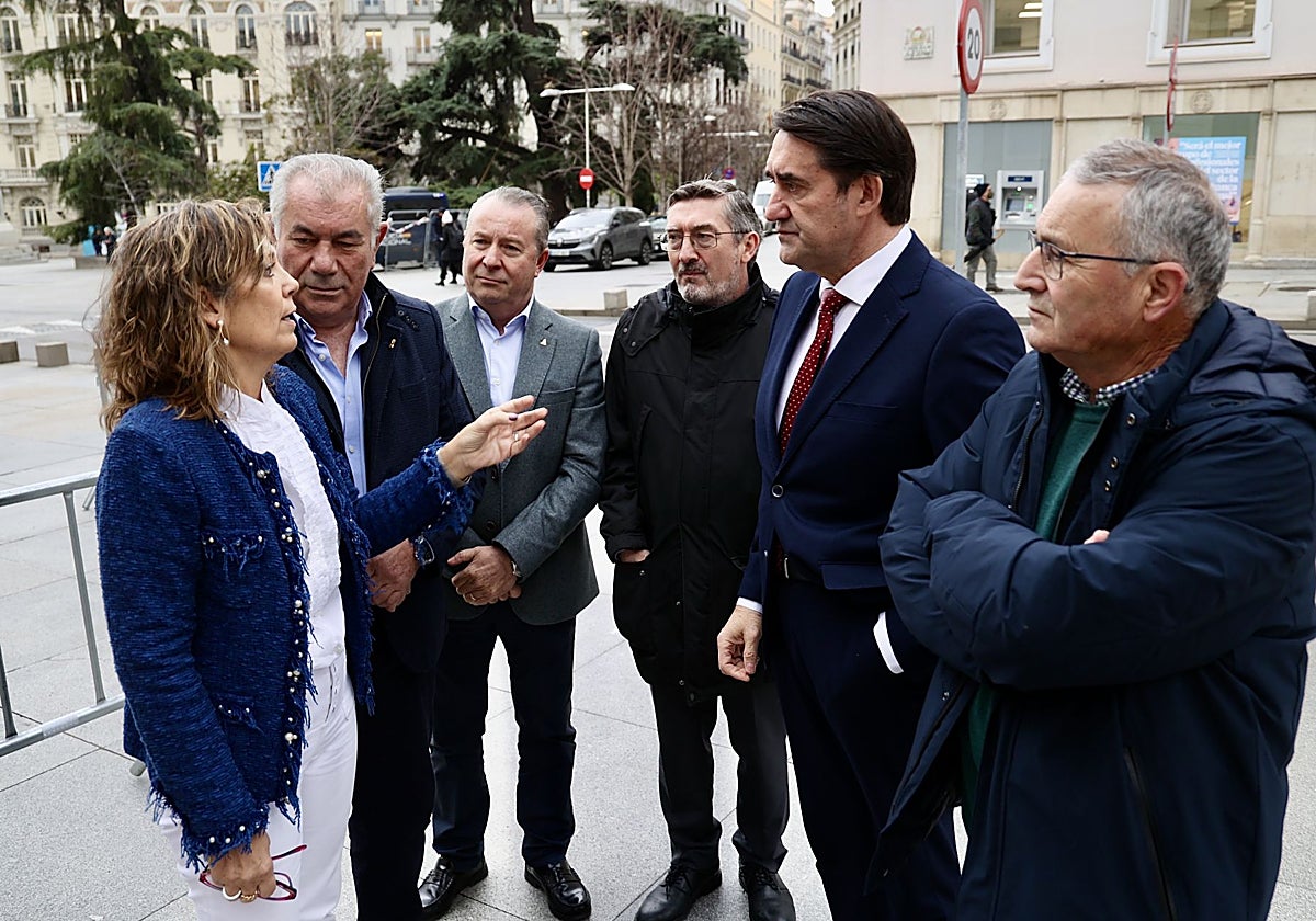El consejero de Medio Ambiente, Vivienda y Ordenación del Territorio, Juan Carlos Suárez-Quiñones, y representantes de organizaciones agrarias de Castilla y León asistIeron a la votación de las enmiendas del lobo en el Congreso de los Diputados