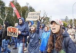Miles de protestantes entonan el 'no' a los proyectos industriales de Palas de Rei y Touro: «Ni mina ni Altri»