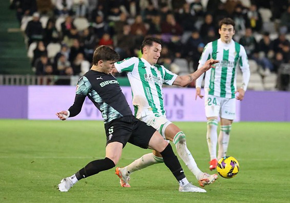 Carracedo disputa el balón ante un rival en El Arcángel