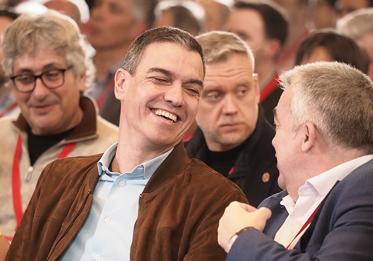 El presidente del Gobierno, Pedro Sánchez, junto al Secretario de Organización del PSOE, Santos Cerdán