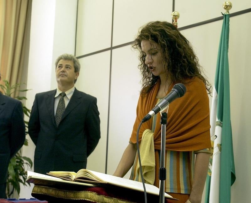 Imagen principal - En la imagen superior, María Jesús Montero jura el cargo como viceconsejera de Salud, su primer puesto político, en septiembre de 2002. Sobre estas líneas, la entonces consejera de Salud inaugura el consultorio del SAS en Aznalcázar (Sevilla) el 8 de abril de 2009. A la derecha, Montero conversa con José Antonio Griñán, presidente de la Junta entre 2009 y 2013