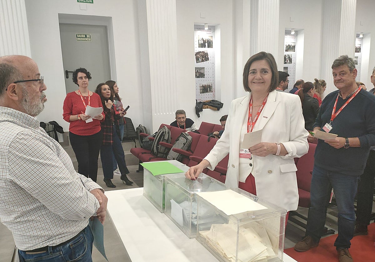 Marina Borrego, en el momento de emitir su voto