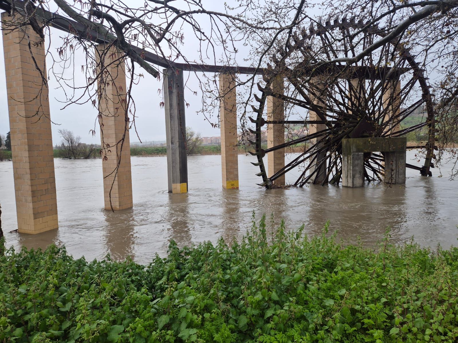 Los pilares junto a la noria también se han 'hundido' en el río