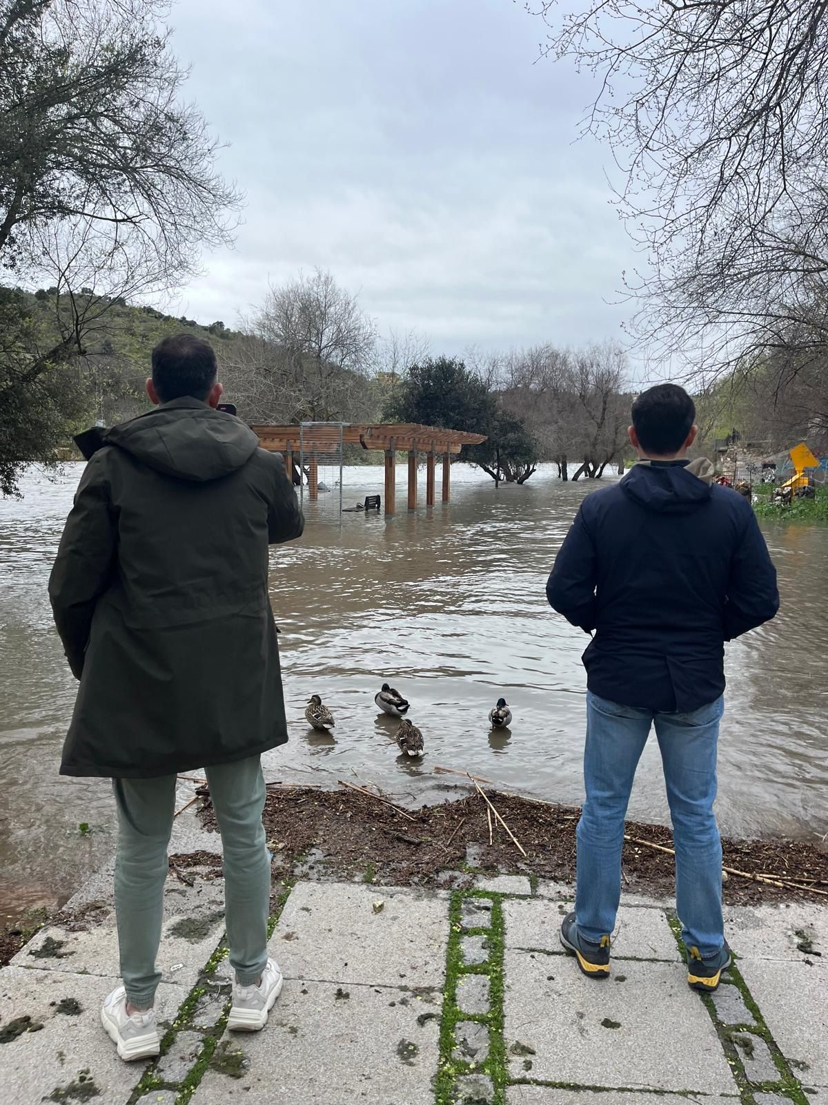 Los quioscos de la senda ecológica aparecen en gran parte sumergidos