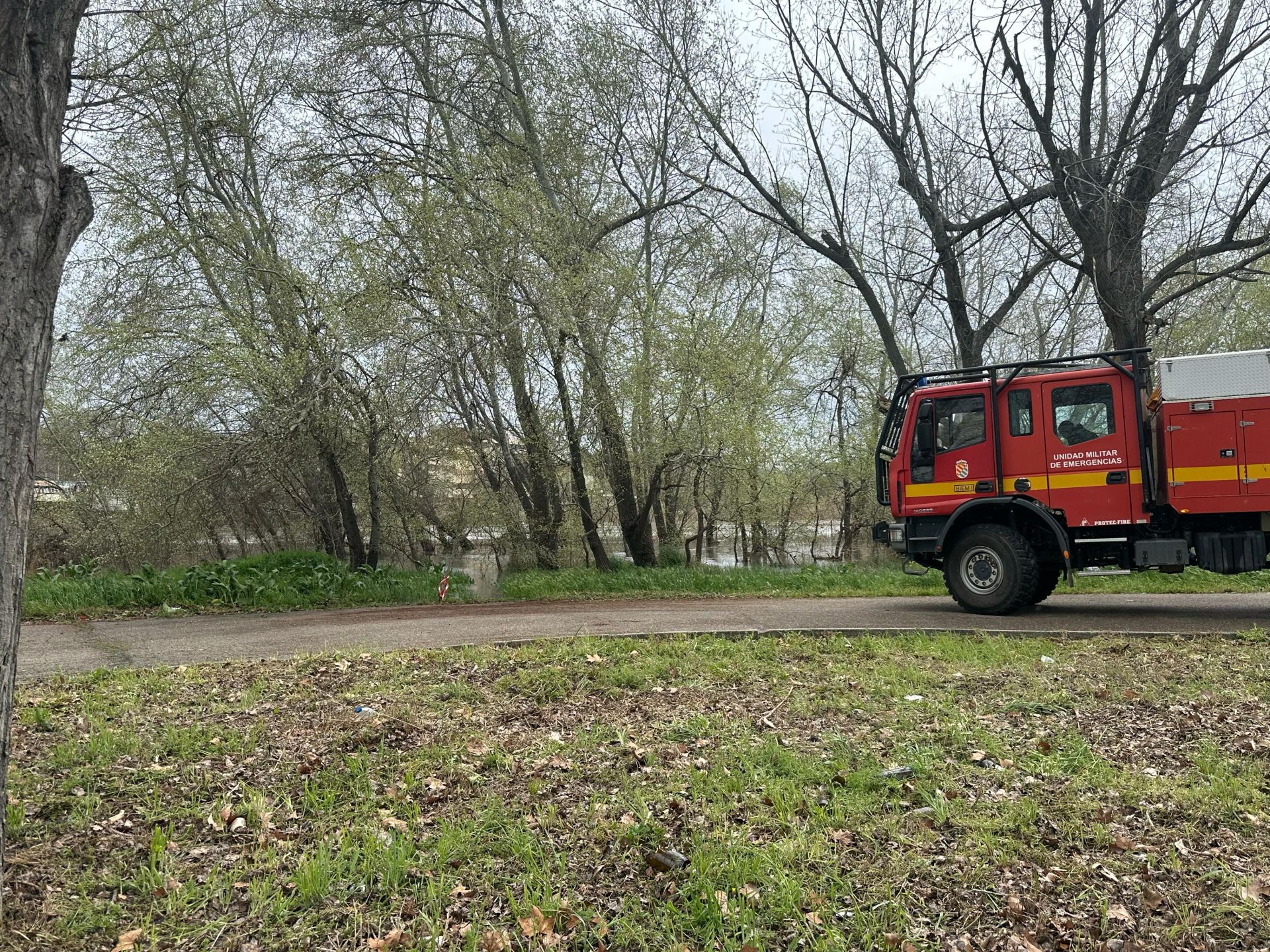 Vehículo de la UME junto al cauce en La Peraleda, al borde del Tajo