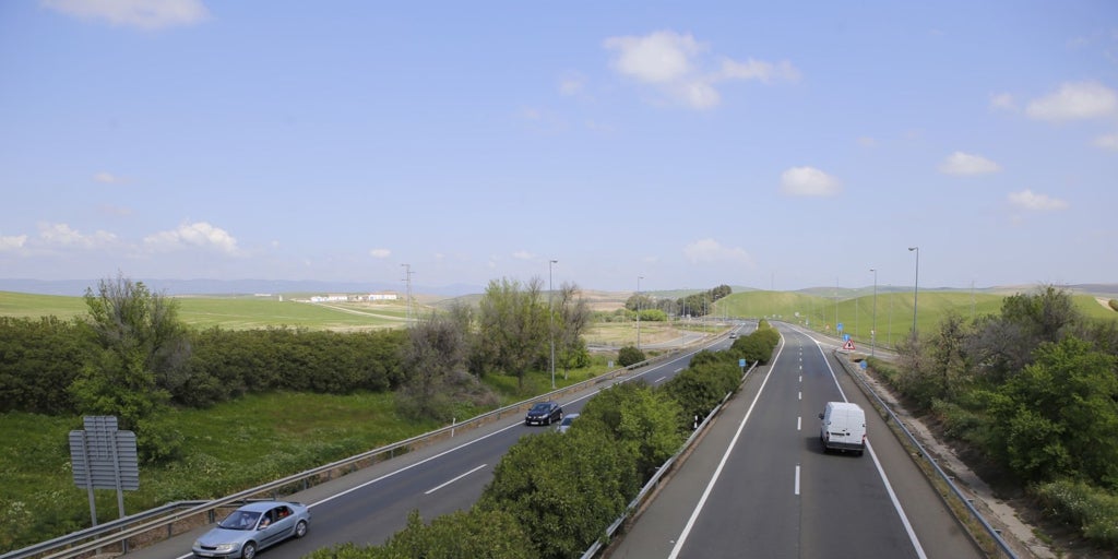 Accidente Córdoba: Muere un joven futbolista de La Carlota al salirse su coche de la autovía en Écija