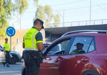 Un agente inspecciona al conductor de un vehículo