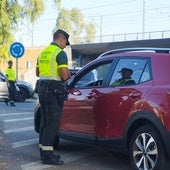 Un agente inspecciona al conductor de un vehículo