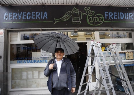 Imagen secundaria 1 - Arriba, Inés junto a un cliente habitual en el centro del bar, al fondo Manuel. Abajo a la derecha Manuel Moreno bajo el neón. A la izquierda una de los últimos menús que sirvió