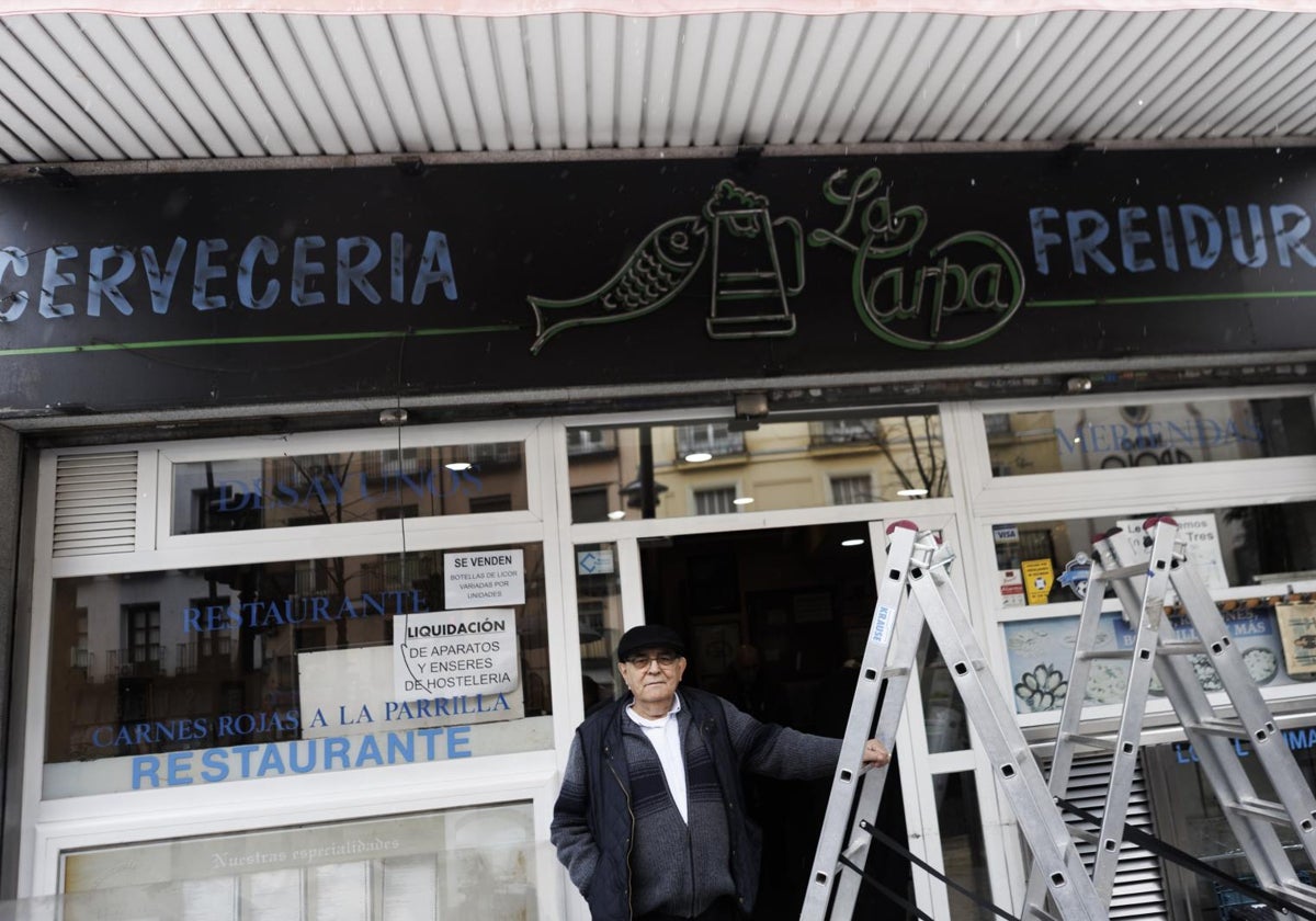 Manuel Moreno en la puerta de su bar el día en que Paco Graco ha acudido a rescatar su neón