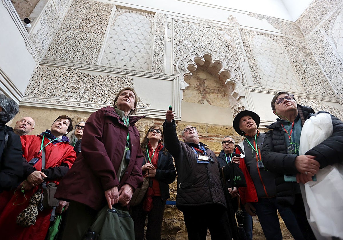Un grupo de visitantes escucha las explicaciones de un guía en la Sinagoga de Córdoba