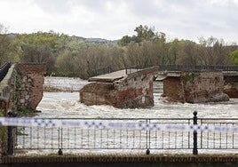 La crecida del Tajo destruye parte del Puente Viejo de Talavera de la Reina