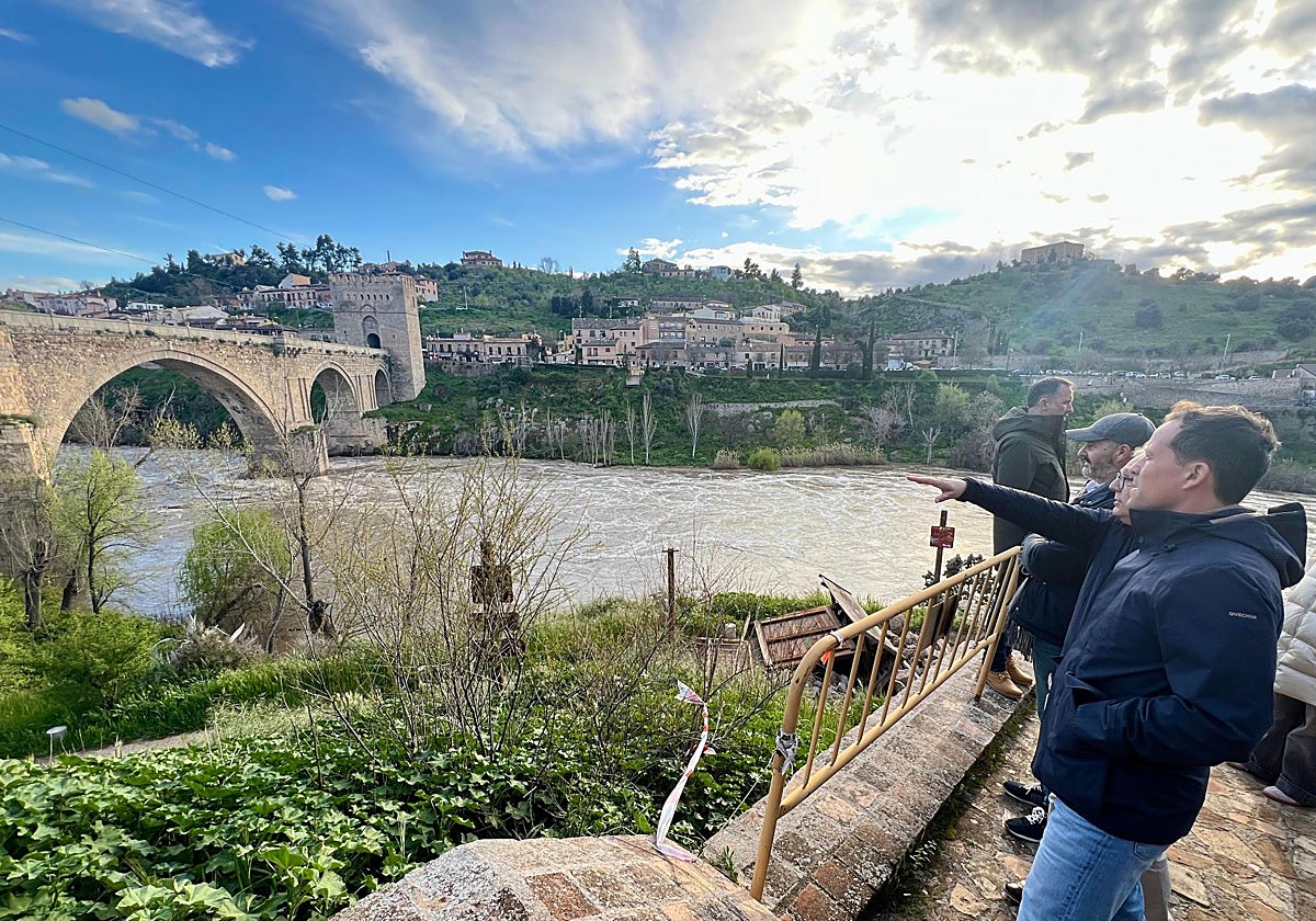 Velázquez acompaña a los técnicos en su vista a los puentes cerrados horas antes