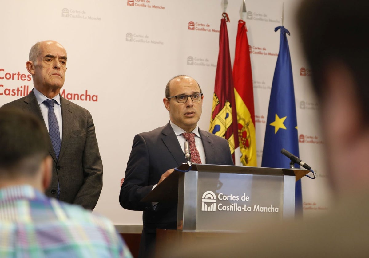 El presidente de las Cortes de Castilla-La Mancha, Pablo Bellido, durante su intervención. Al fondo, el director de la Real Fundación de Toledo, Jesús Carrobles