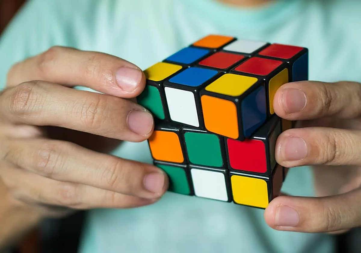 Una persona resolviendo un cubo de Rubik