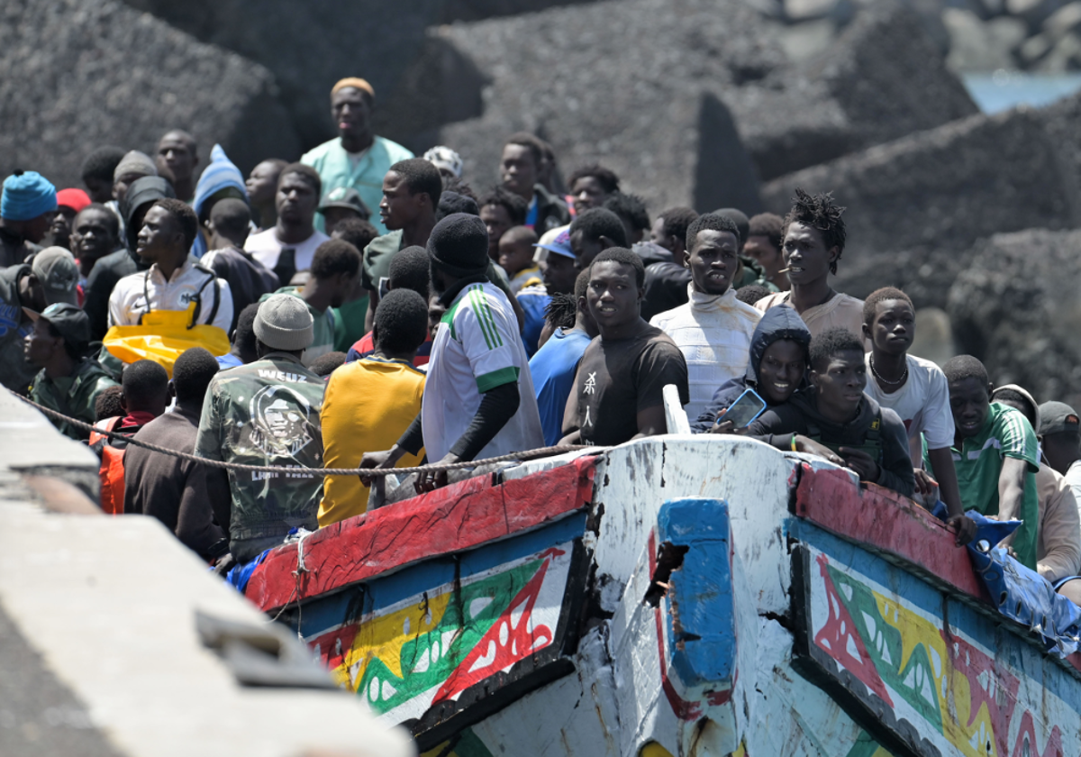 Imagen de un cayuco con 254 inmigrantes rescatados desembarcando en La Restinga, El Hierro