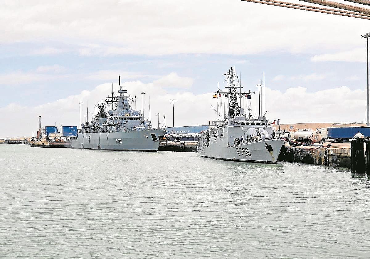 Las fragatas alemana Bayern (izquierda) y francesa Commandant Birot (derecha), amarradas en Rota