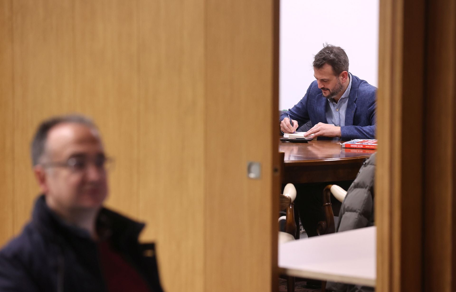 La charla de Juan Fernández-Miranda en Córdoba sobre la Transición, en imágenes