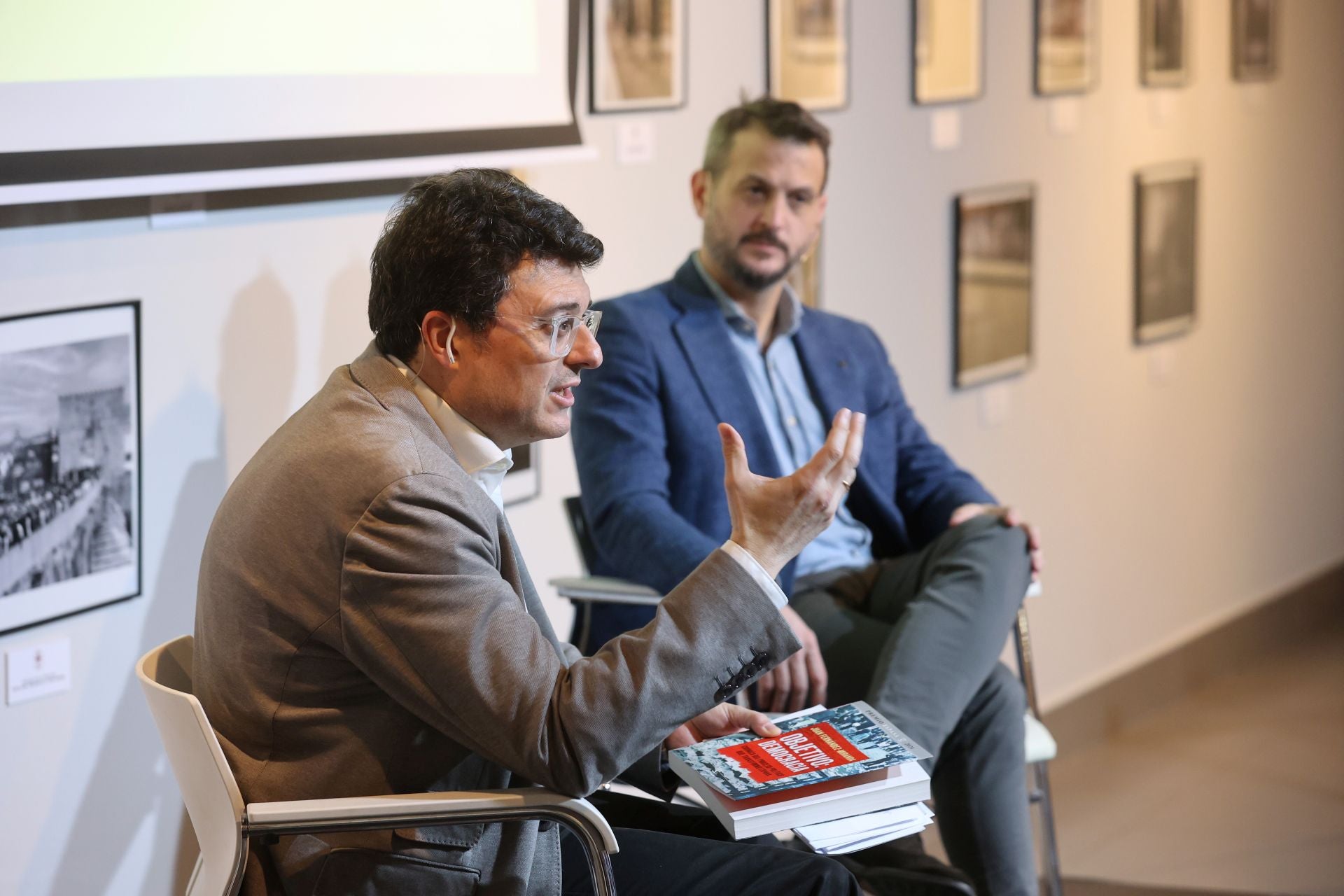 La charla de Juan Fernández-Miranda en Córdoba sobre la Transición, en imágenes