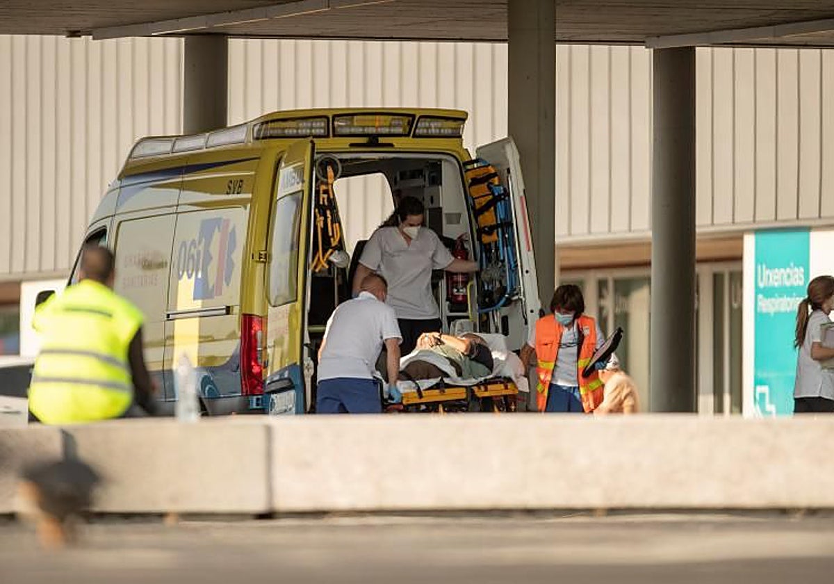 Una ambulancia ante el Hospital Universitario de Lugo, en una imagen de archivo