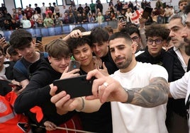 Topuria desata la locura en Toledo: cientos de jóvenes lo arropan en su nuevo paseo de la Escuela Central de Gimnasia