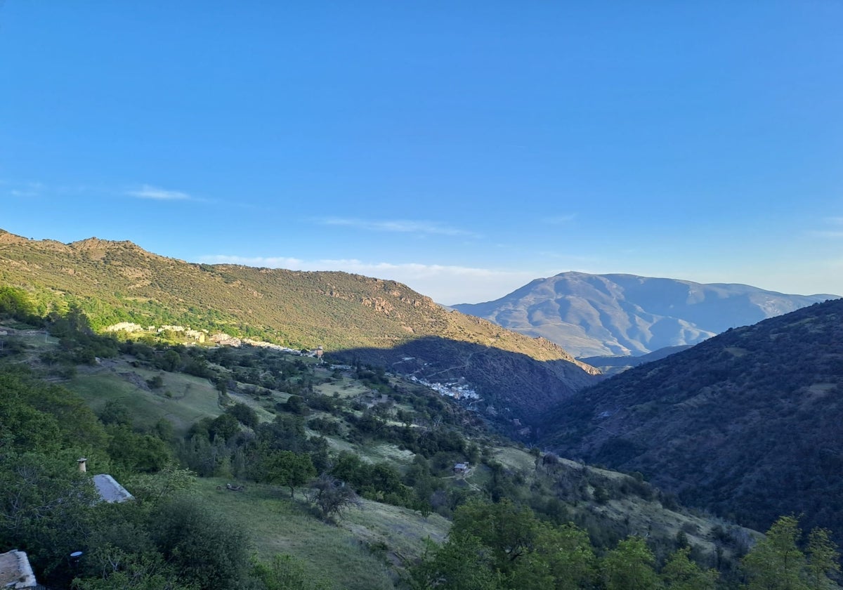 Pampaneira y Bubión, vistos desde Capileira; ninguno de estos tres pueblos supera los mil habitantes