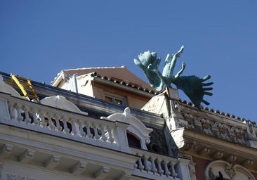 Escultura de un ángel caído en el cruce de la calle Mayor con la calle de Milaneses